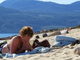 Liesbeth op het strand aan het lezen