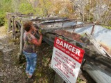 Liesbeth kijkt toch even over de rand.