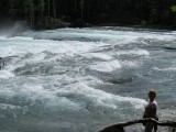 Liesbeth poseert bij een waterval.