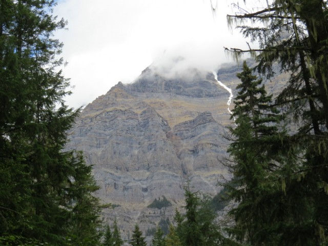 De top van Mnt.Robson nog gehuld in wolken.
