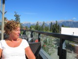 Op het dakterras in Jasper, Liesbeth in de zon.....