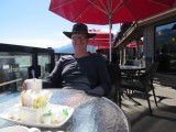 Koffie drinken op terras, voor Frans in de schaduw.