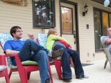 Alex met Tyler op schoot en vriend Chris op de veranda.