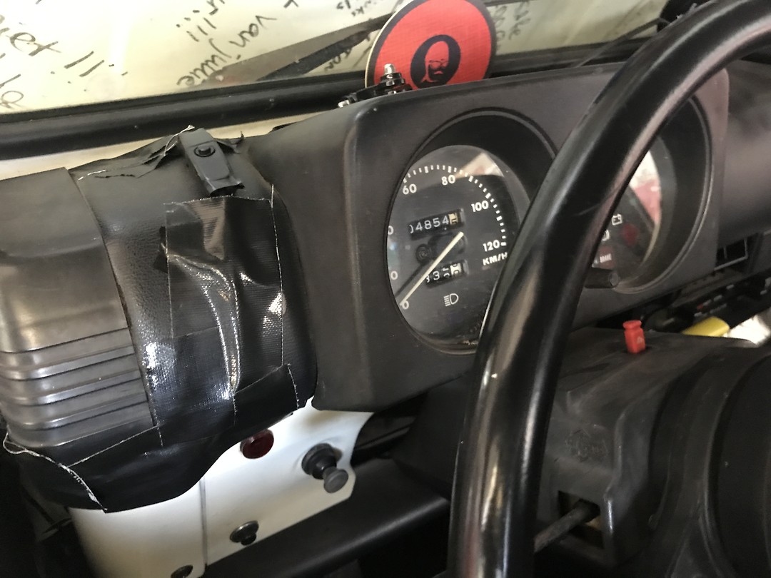 Self-made Claxon on dashboard