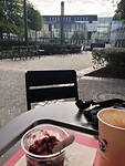 Ontbijt op plein bij m’n huis