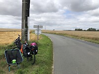 Lunch on the road. En de fiets valt niet!!