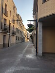 Een straat in een wat zielloos dorp