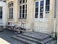 Op de step naar school. Dijon