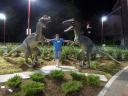 2 vechtende dino's worden uit elkaar gehouden