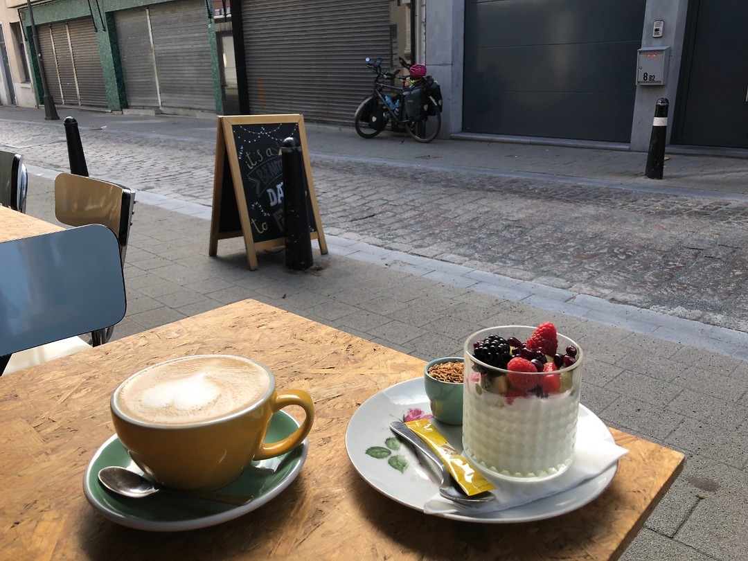 kopje koffie en een gezond ontbijtje