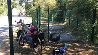 Water, brood en kaas. En m’n stoeltje en m’n fiets