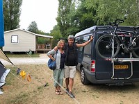 Lammert en Renée bij de camper