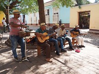 Oude mannetjes maken hier muziek op straat