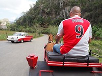 Onze taxi en paard en wagen... rood en wit