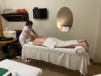 Lilly op de massagetafel in de hotelkamer