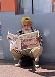 Mannetje leest de krant