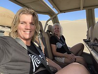 Mier en Lilly in de sandbuggy