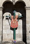 INRI (Iesus Nazarenus Rex Iudaeorum = Jezus van Nazareth) is hier oversl