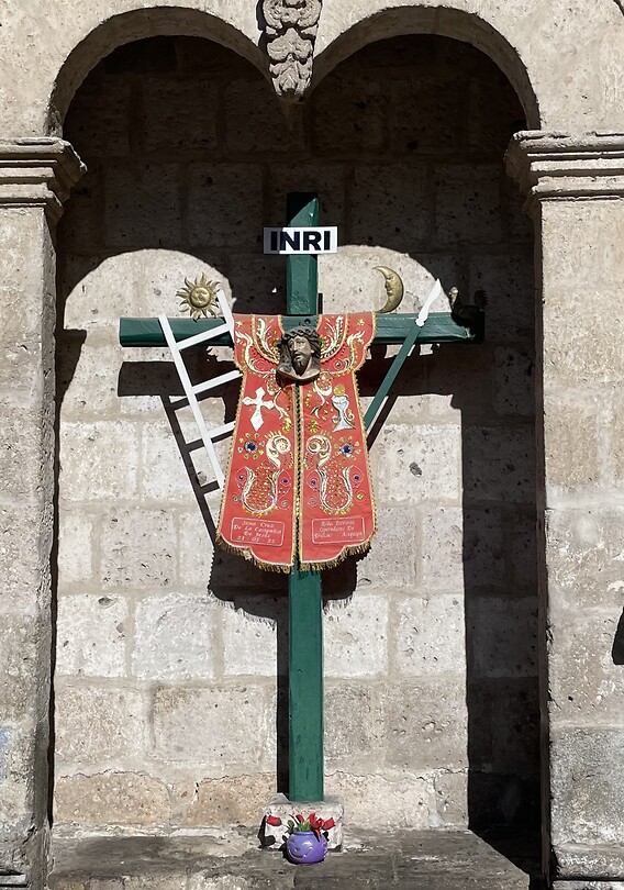 INRI (Iesus Nazarenus Rex Iudaeorum = Jezus van Nazareth) is hier oversl