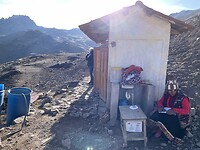 Toilet with a view (ezel en berg met sneeuw, de deur ging niet dicht) op RM