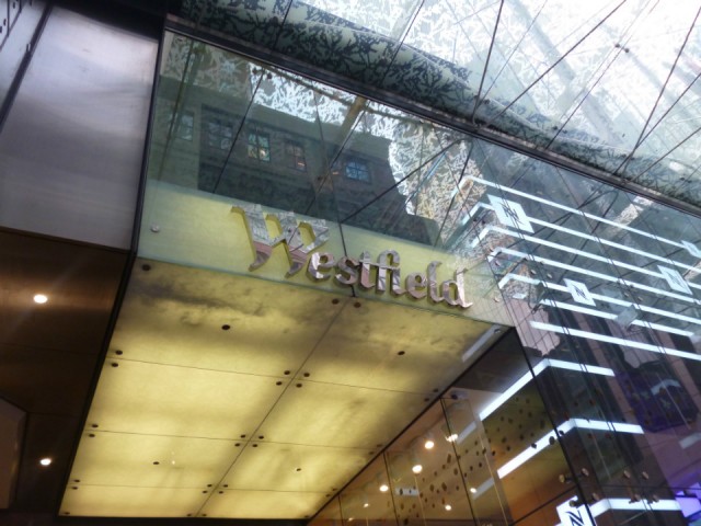 The Centre Point Tower staat op een zeer exclusief shopping centre.