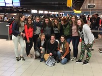 De 11 meiden die naar Uganda gaan..