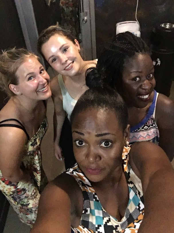 Avondje salsa met Joan, Molly en Annina
