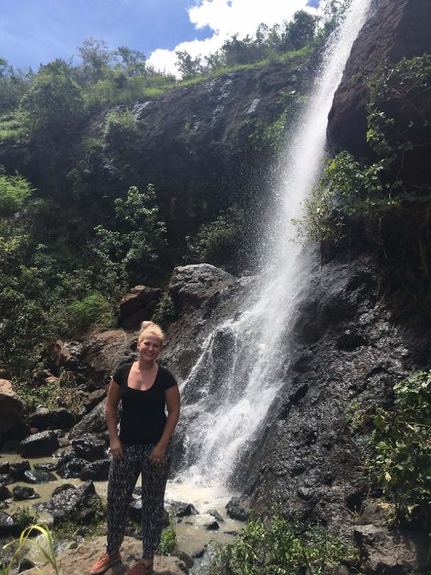 Onderweg gestopt bij een waterval