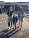 Op het schoolplein met Oma en Eefje