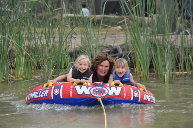 Met Shannan en Eloise op de biscuit
