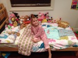 Linde's bed met alle knuffels