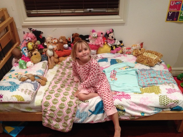 Linde's bed met alle knuffels