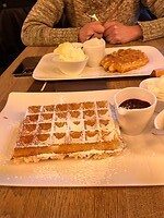 Brusselse en Luikse wafel met vanille ijs, slagroom en chocoladesaus