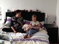 hier geef ik baby Kerr melk