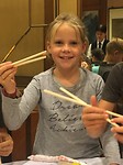 met stokjes leren eten, erg lastig....