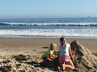 op het strand in Carpinteria, California