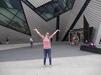 Lisa blij bij het Natuurhistorisch museum van Toronto
