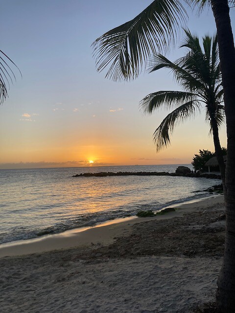 Perfecte zonsondergang Blue Bay (2)