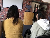Bij de vrienden waar Mx iets vertelt over wat we voor elkaar mogen betekenen