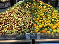 In de supermarkt: veel onbekende groenten en fruit. Links: 冬枣， dongzao. Letterlijk: Winter Jujube