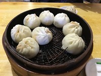 Baozi eten, 1 mandje voor 9 rmb! Lekker!