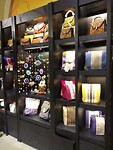 Display met artikelen van Amdo Craft in de grote bookshop
