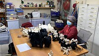 Handwerkende lady bij Amdo Craft