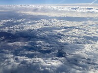 Prachtige wolkenluchten met hoge bergpieken
