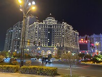 Ons hotel is mooi verlicht 's avonds