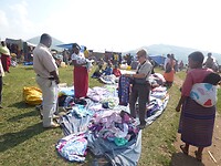 Op de markt tweedehandskleding kopen