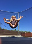Lol op de trampoline in de tuin