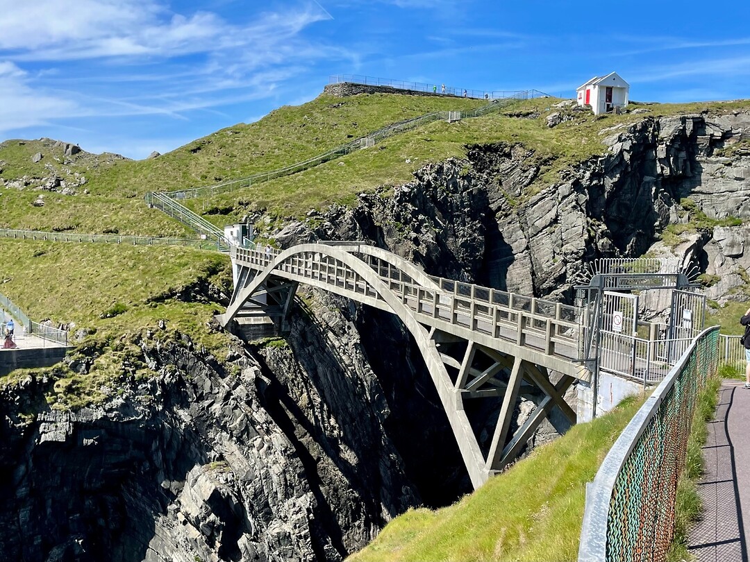Loopbrug op Mizen Head naar de vuurtoren