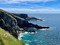 View op de kliffen en Atlantische Oceaan