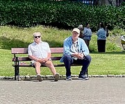 2 chagrijnige mannen op een bankje..